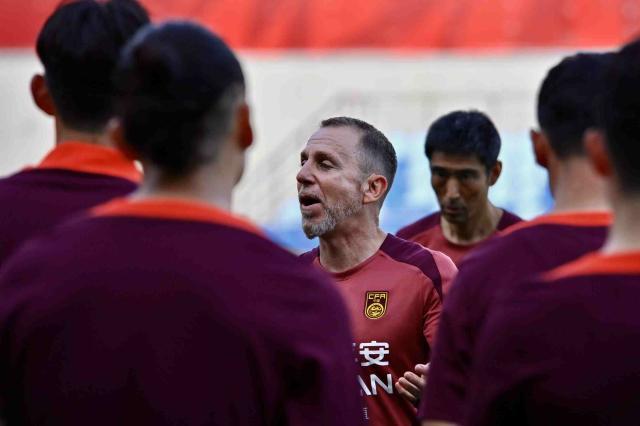 久尔杰维奇首训打造“速成化国足”：请时刻保持专注