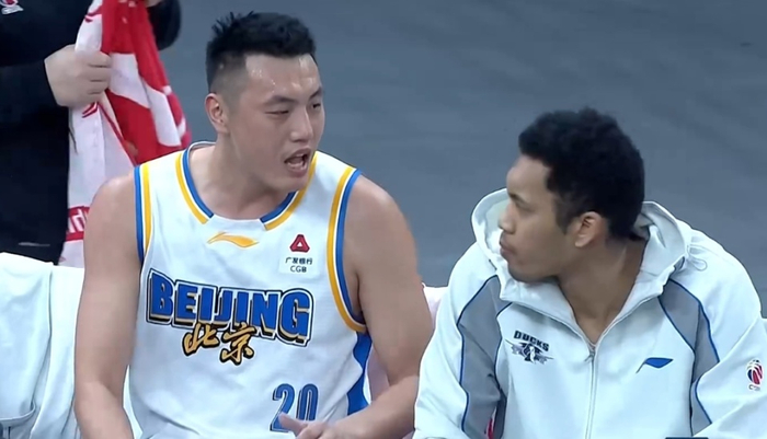 开云体育-你可是北京顶薪球员！范子铭4中0得0分 多次在场隐身遭球迷热议|篮板球|周琦|许利民|上海男篮|赵睿_新浪体育_新浪新闻