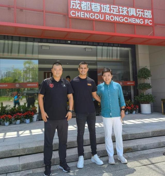 开云平台-乔纳森自宣离队：两年见不到妻儿很艰难 感谢蓉城