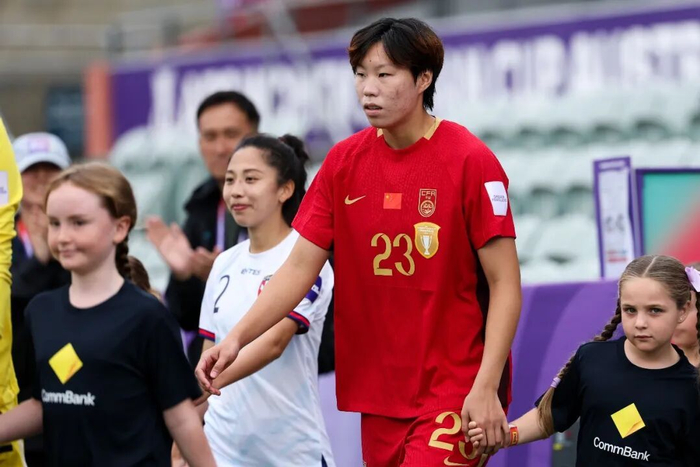 花开两朵,同心逐梦——双胞胎姐妹邵子钦、邵子嘉的这些年|邵敏|足球|女足亚洲杯|巴西女足|中国女足_新浪体育_新浪新闻