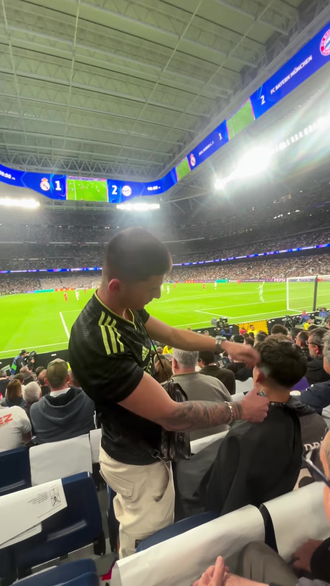 开云体育-科贝:皇马vs拜仁赛中一网红在伯纳乌看台理发,引发皇马球迷不满